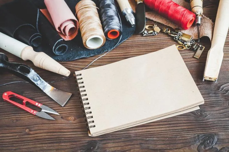 Twórz swój wymarzony notes: jak zrobić zeszyt z kartek w łatwy sposób